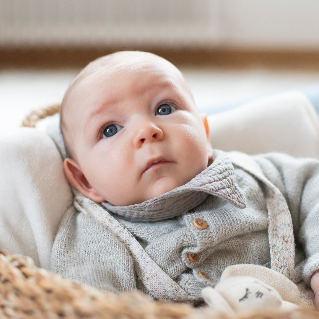Garde-robe bébé première année : quels vêtements prévoir de 0 à 12 mois ?